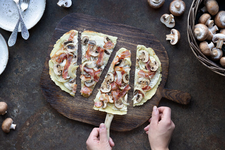 Gluteeniton sieni-pekoni flammkuchen